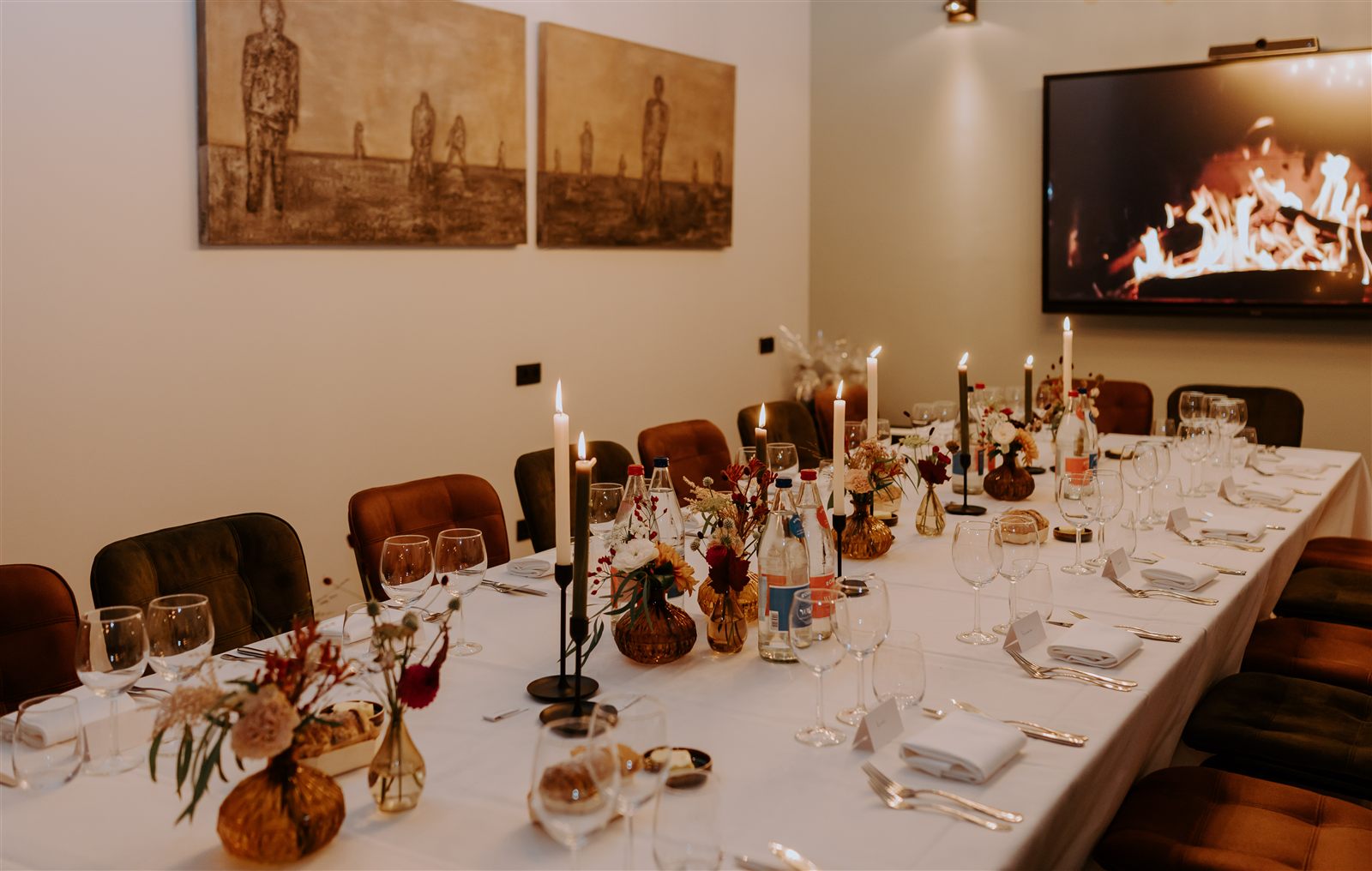 Gedekte tafel met kaarsen en bloemen voor een koffietafel