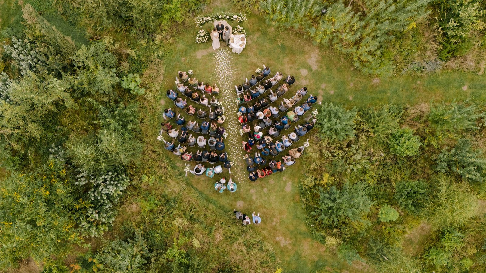 Luchtfoto van de huwelijksceremonie in het voedselbos