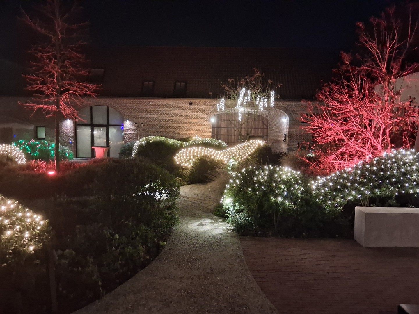 Sfeervol verlichte tuin en binnenpatio bij avond