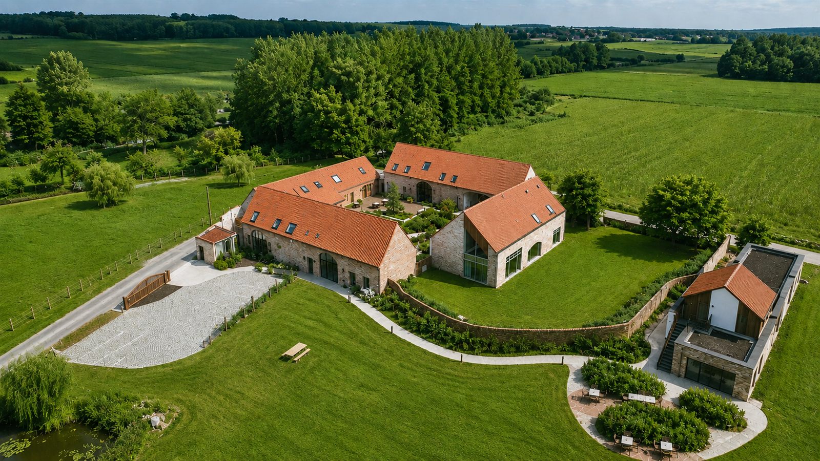 Luchtfoto van de 18e-eeuwse vierkantshoeve tussen de velden