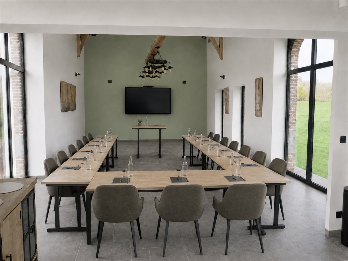 Polyvalente zaal — U-vormige vergaderopstelling