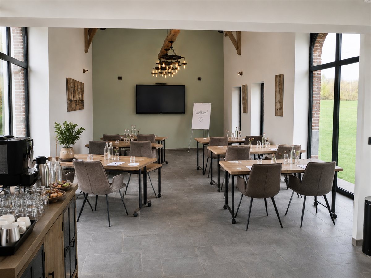 Polyvalente zaal — schoolopstelling met koffiehoek