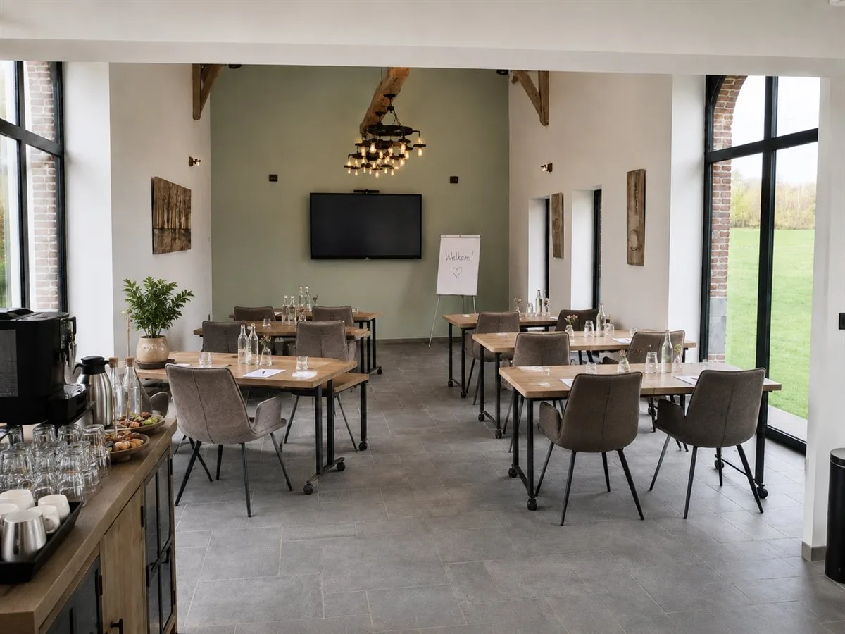 Polyvalente zaal — schoolopstelling met koffiehoek