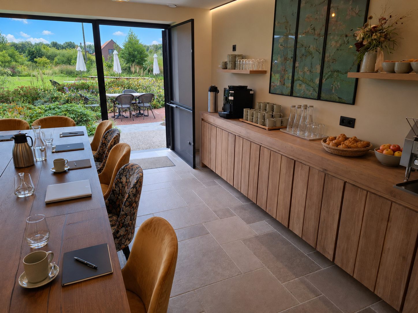Koffiehoek van de boardroom met open deur naar het terras