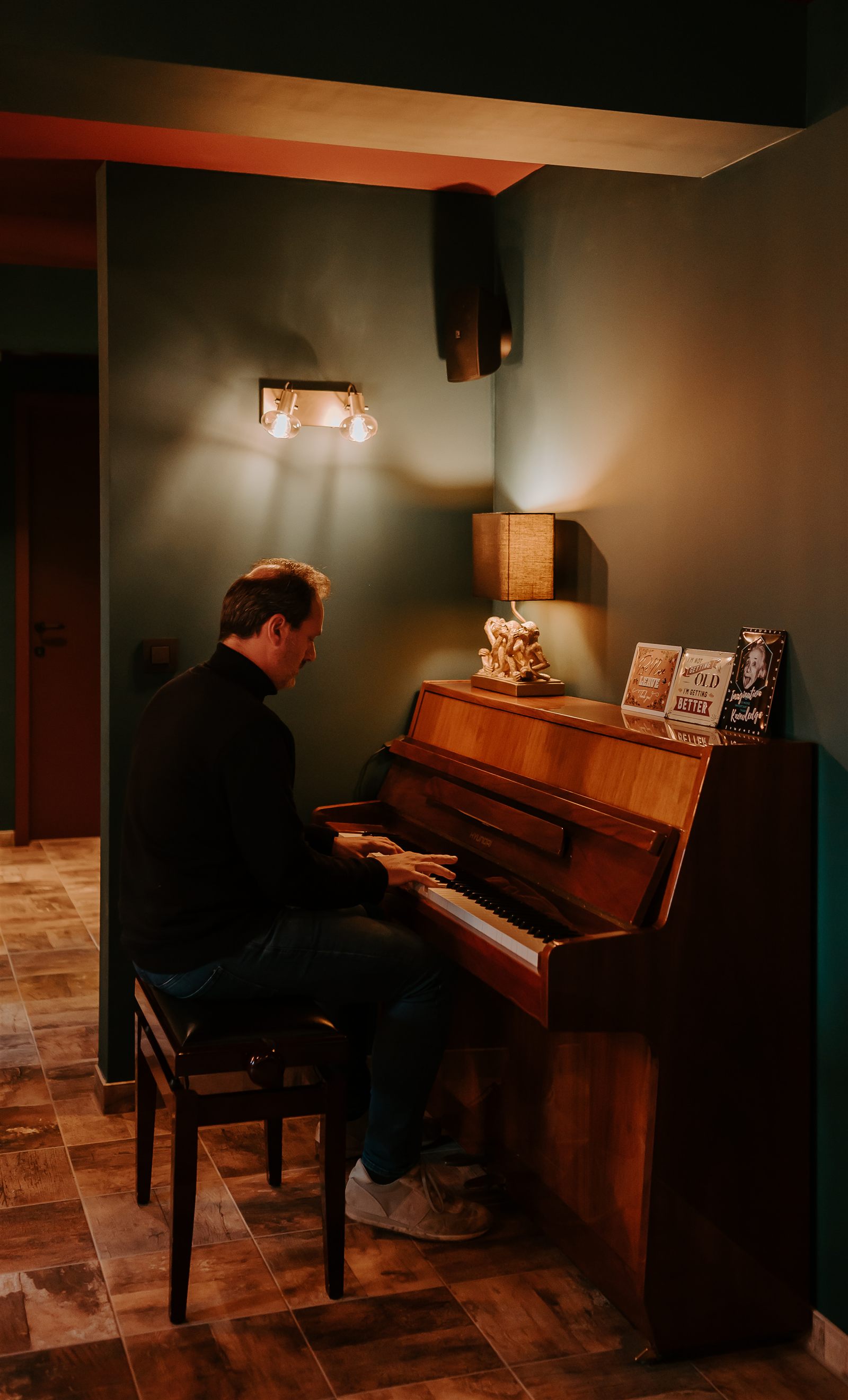 Pianist aan de piano in de pianobar