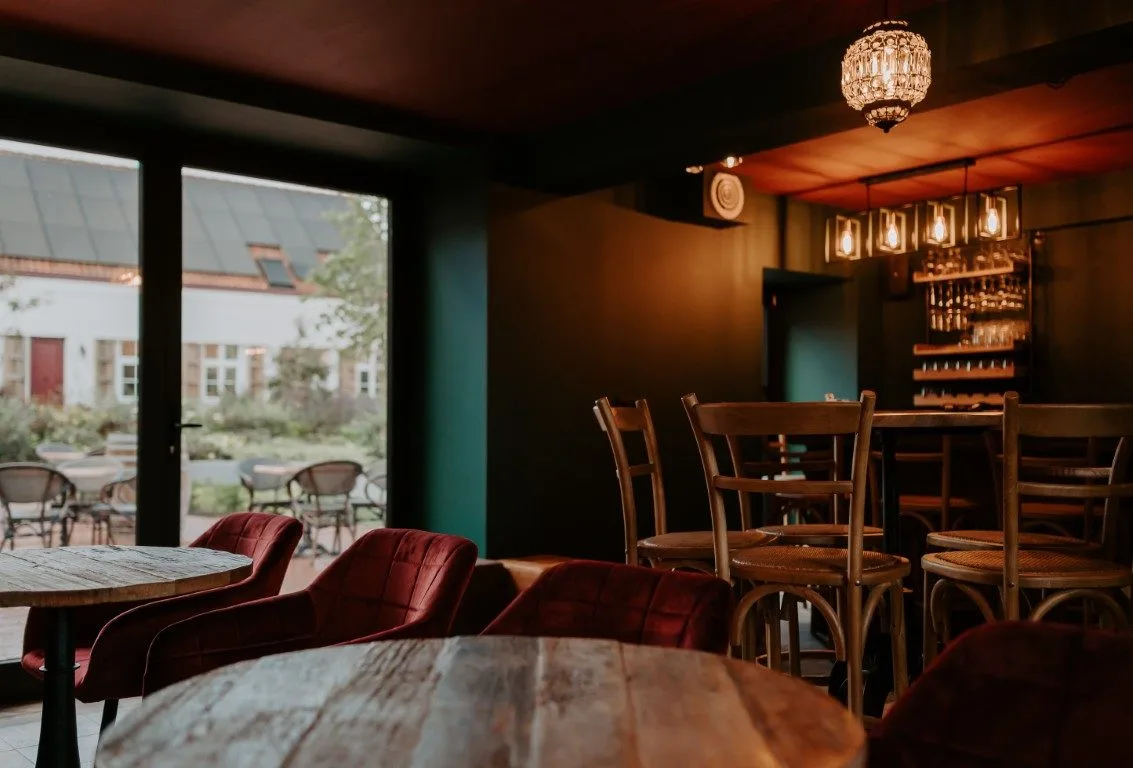De pianobar met bar en zicht op de binnenpatio