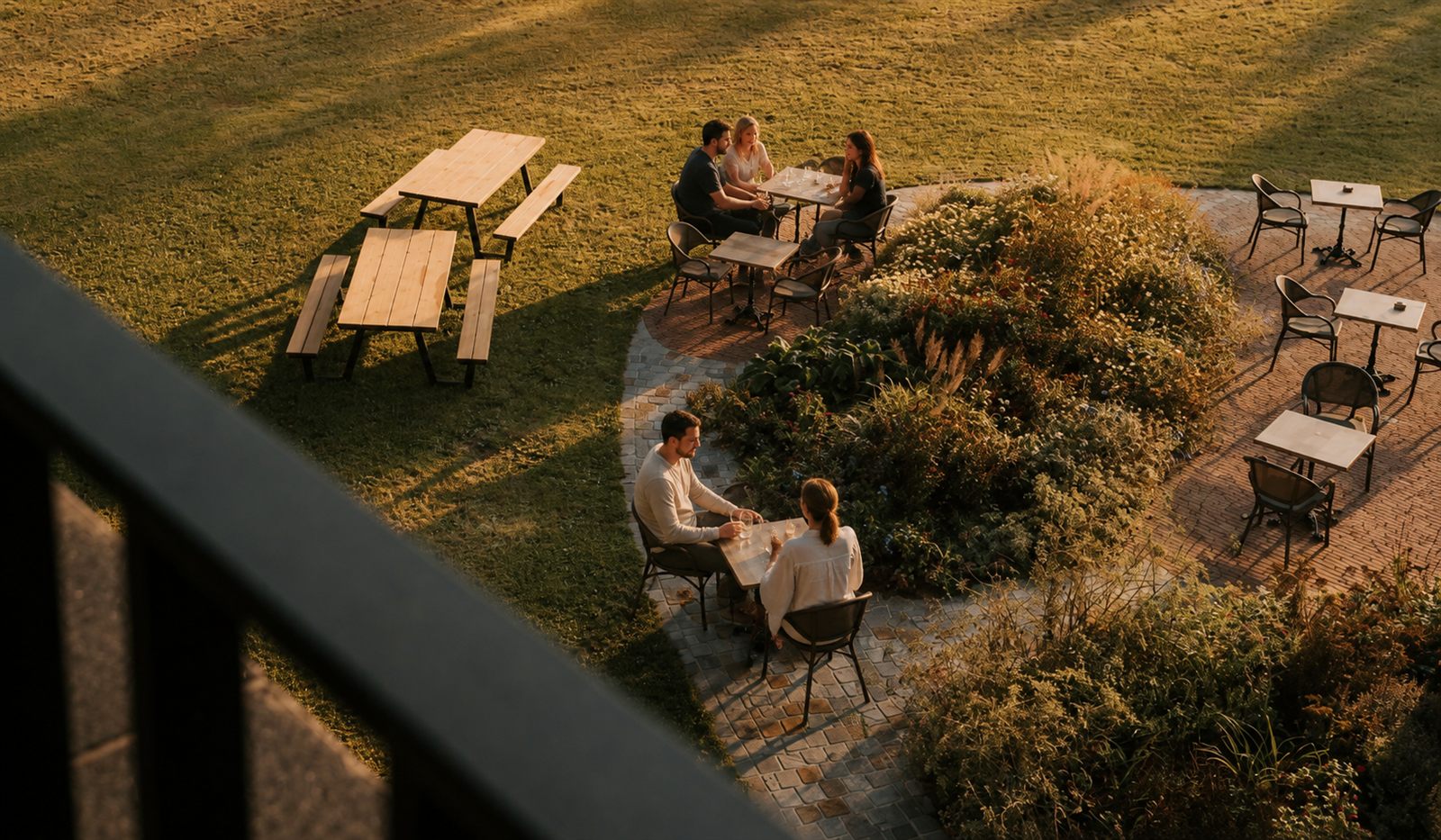 Terras en tuin in de avondzon