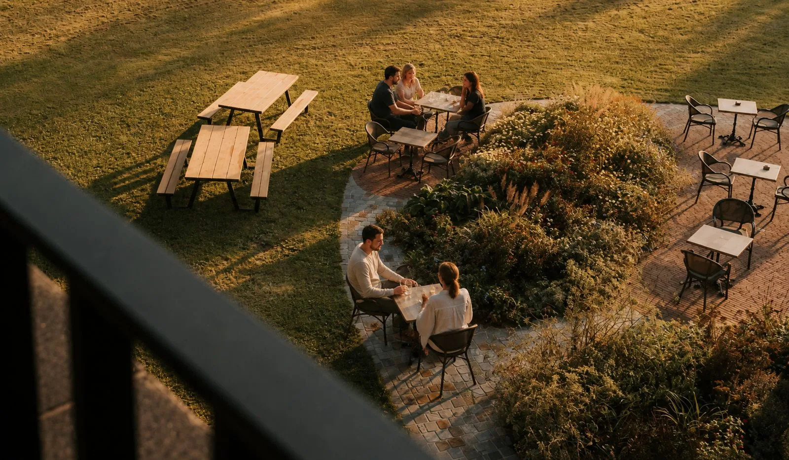 Terras en tuin in de avondzon