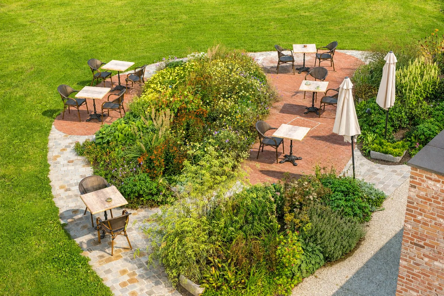 Het terras tussen de bloemenborders