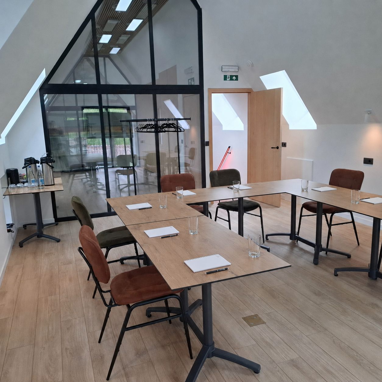 U-opstelling in de vergader- en opleidingszaal onder het dak