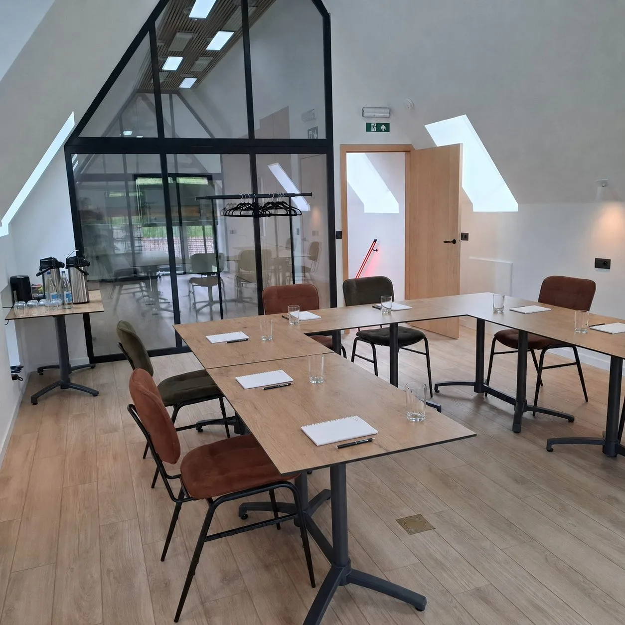 U-opstelling in de vergader- en opleidingszaal onder het dak