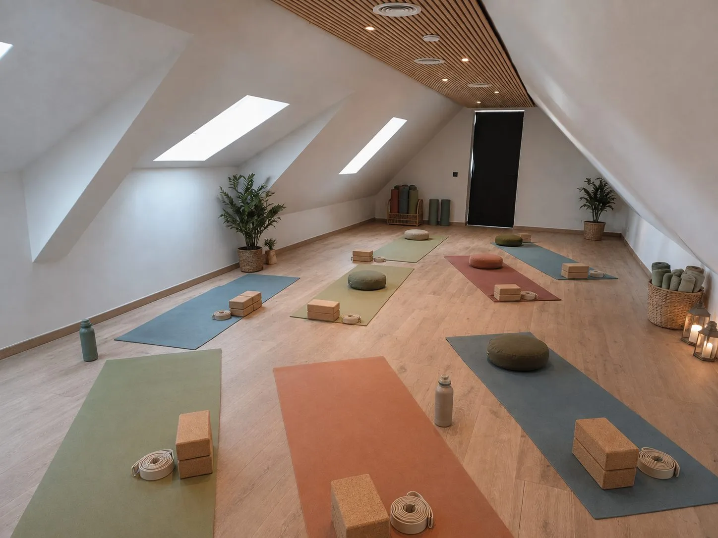 Grote zolderzaal ingericht voor yoga en ontspanning