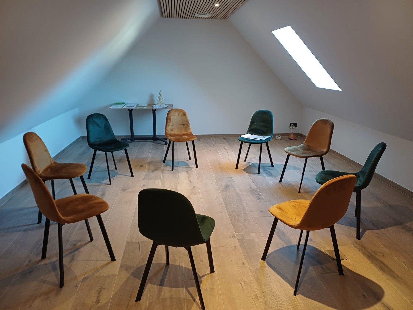 Kleine zolderzaal in kringopstelling